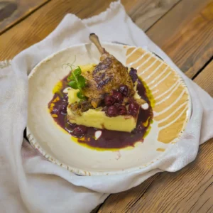 pulpa de rata cu piure si sos de visine preparat rafinat restaurant la ponton falticeni