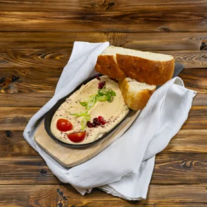 humus cremos cu crutoane de paine aromate restaurant la ponton falticeni