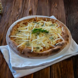 pizza quattro formaggi cu patru tipuri de branza restaurant la ponton falticeni
